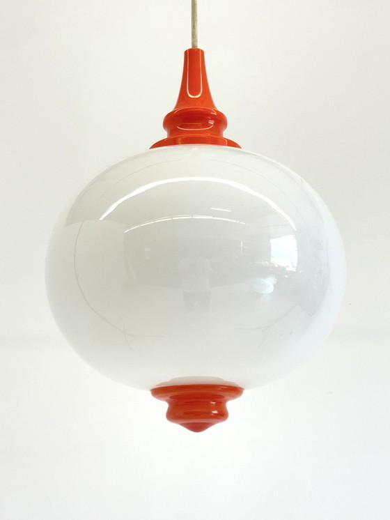 Image 1 of Space Age hanglamp met melkglazen bol en oranje accenten