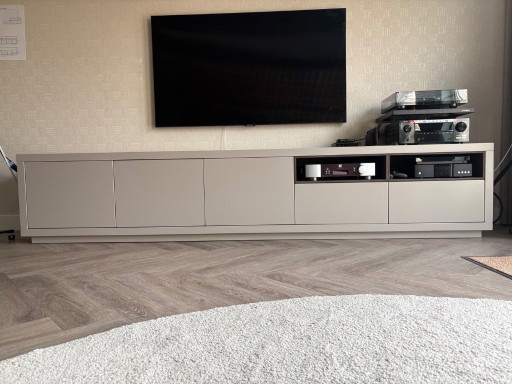 Hochwertiger, maßgefertigter Audio-TV-Schrank. – wandkast, Mdf