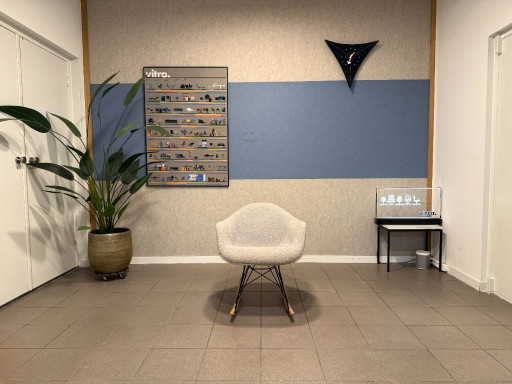 Herman Miller | Eames | RAR | Crème Fiberglass & Grijze Bouclé | 2 Stuks – schommelstoelen, Metal, Textile (photo 2 of 14)