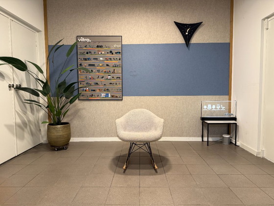 Herman Miller | Eames | RAR | Crème Fiberglass & Grijze Bouclé | 2 Stuks – Schommelstoelen, Metal, Textile (photo 2 of 14)