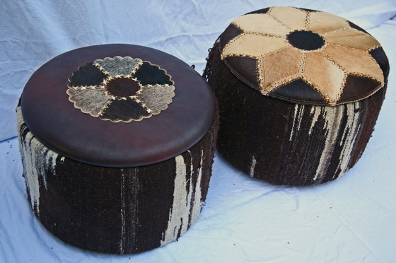 Image 1 of Deux poufs vintage (en laine de mouton) avec espace de rangement