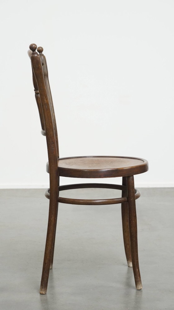 Image 1 of Bistrostuhl im Stil von Thonet mit schönen Schnitzereien im Sitz