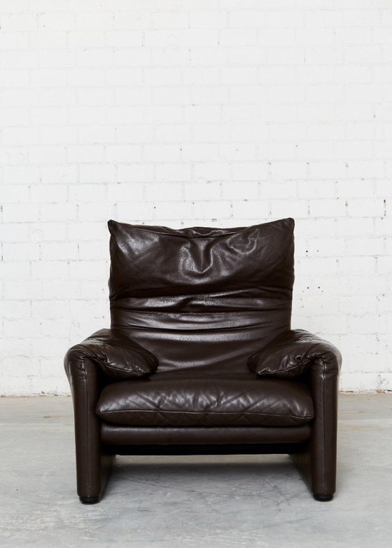 Image 1 of Maralunga-Loungesessel und passender Hocker aus Leder von Vico Magistretti für Cassina, 1980er Jahre, 2er-Set