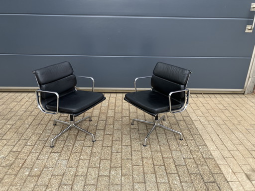 2x zwart lederen Vitra Bureaustoelen EA208 Softpad