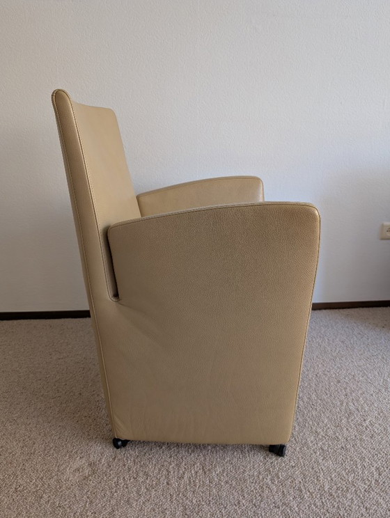 Image 1 of Deux fauteuils en cuir à roulettes, couleur crème, Longlife Valdalpone