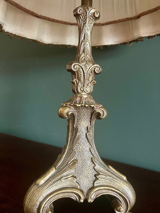 Image 1 of Solida lampada da tavolo in ottone della metà del secolo scorso. Base molto solida e paralume elaborato con finiture in velluto.