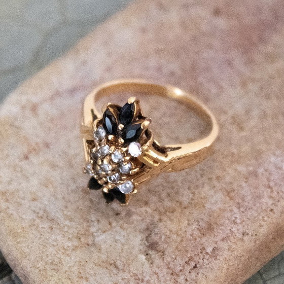 Anello vintage color oro con strass neri e trasparenti: design elegantemente dettagliato. (photo 9 of 11)