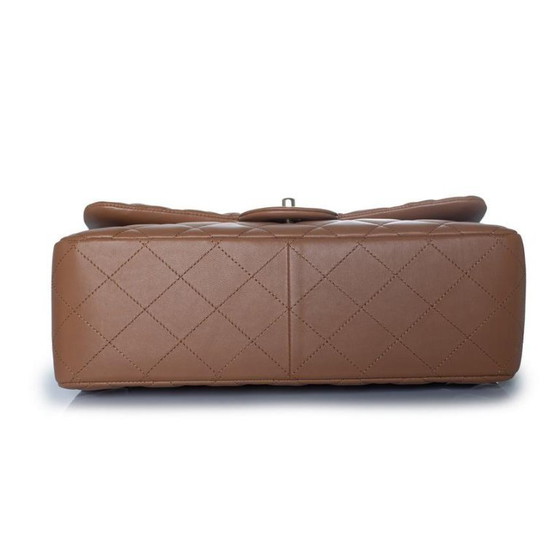 Image 1 of Bolso Chanel Jumbo de piel acolchada en color caramelo.