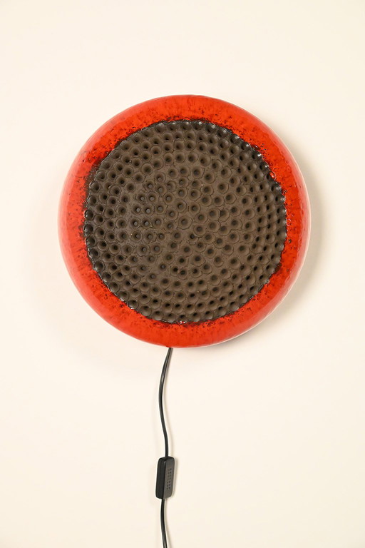 Lampada da parete in ceramica, suggestiva e giocosa; design danese.