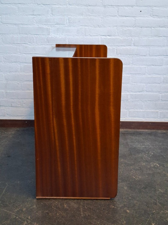 Image 1 of Armario antiguo de teca con tapa abatible y estante azul.