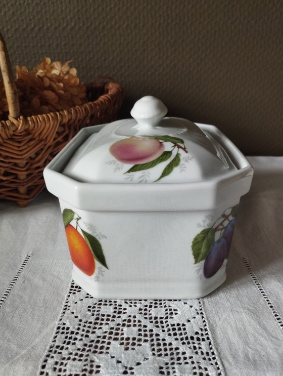 Image 1 of Antieke achthoekige terrine van wit porselein met veelkleurige fruitdecoratie.