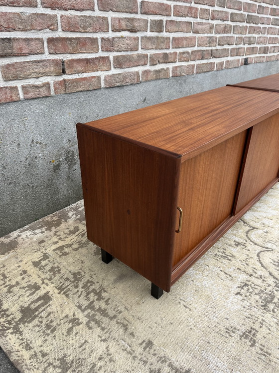 Image 1 of Mobile TV basso vintage in teak, un modello davvero fantastico con 4 ante scorrevoli.