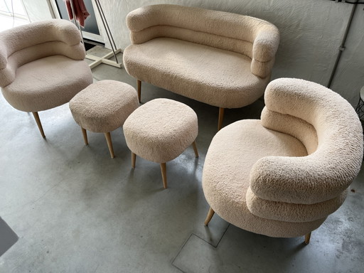 Beige, stoffen, vijfdelig salon met houten poten