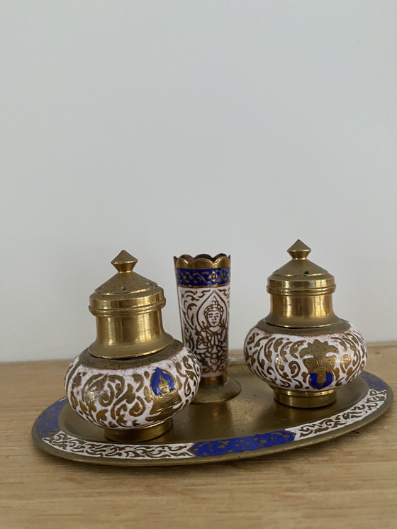 Image 1 of Porte-cure-dents vintage en laiton émaillé, présenté sur un plateau.