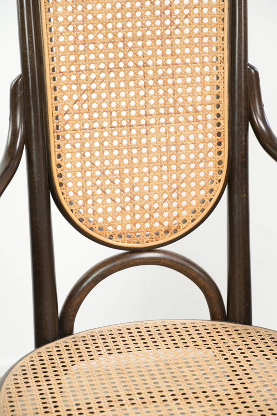 Image 1 of 2 chaises vintage originales Thonet, modèle Long John, avec accoudoirs, dossier haut, assise et dossier en sangles.