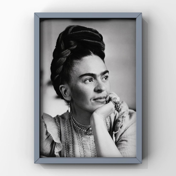Image 1 of 1x serene Frida Kahlo foto door Nickolas Muray zwart wit