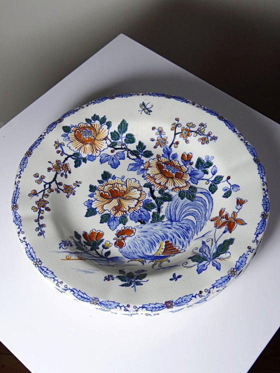Image 1 of Par de platos antiguos de Gien, con el diseño "Gallo y Peonías", de loza, circa 1900.