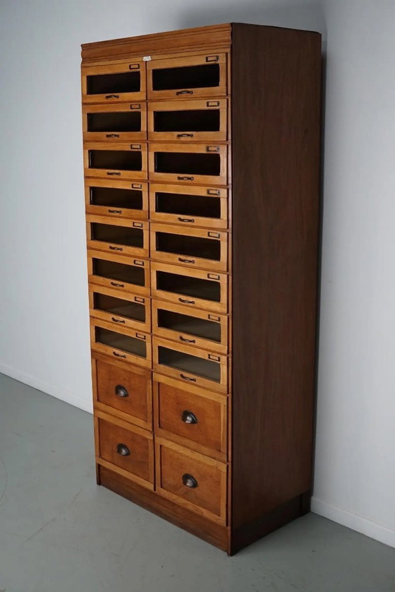 Image 1 of Vitrina inglesa de mercería con cajones con frente de cristal, circa 1930