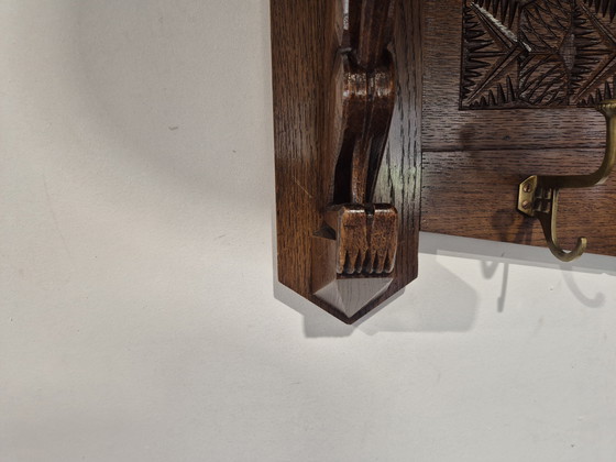Image 1 of Perchero de pared Art Déco de roble con adornos de ardillas.