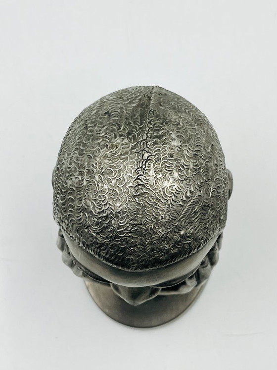 Image 1 of Escultura de peltre de una cabeza de mujer realizada por los trabajadores postales de Huy.