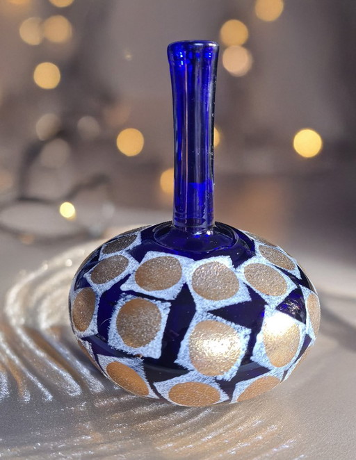 Design Bengt Lindberg, titre : « Vase en verre bleu à la feuille d'or ».