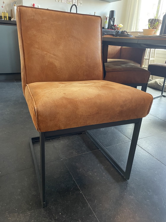 Image 1 of 4 chaises de salle à manger et un canapé assorti