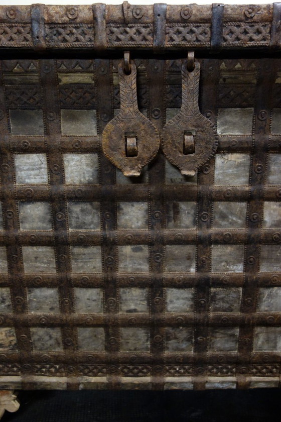 Image 1 of Antike Hochzeitstruhe aus Holz und Eisen, Indien, 19. Jahrhundert