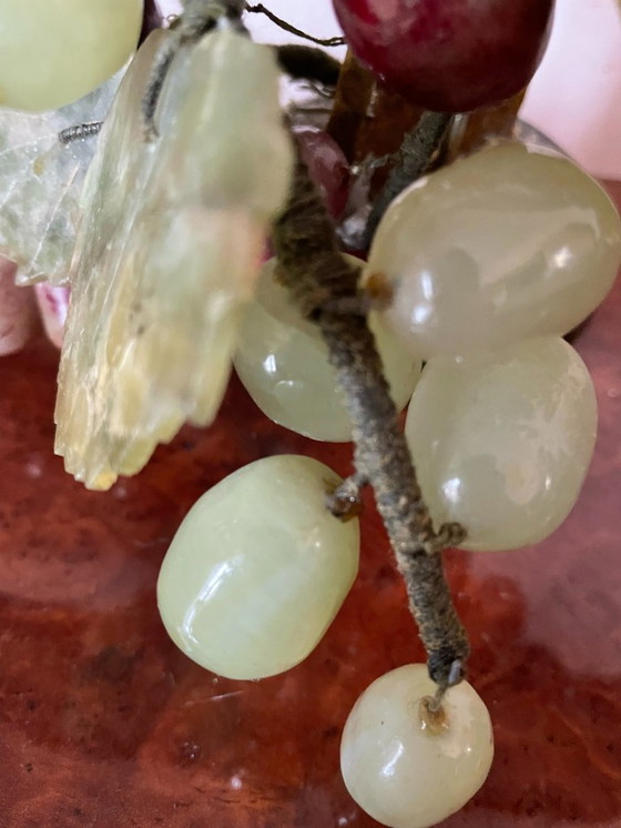 Image 1 of Wijnrank met bladeren en druiven in steen en bewerkte jade, China, midden 20e eeuw