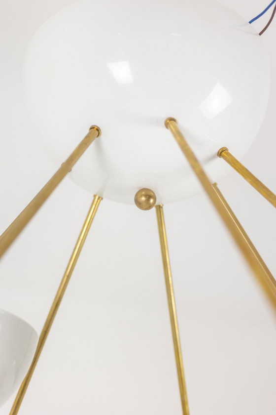 Image 1 of Stilnovo. Lámpara de araña de latón dorado y metal lacado en blanco. Contemporánea.
