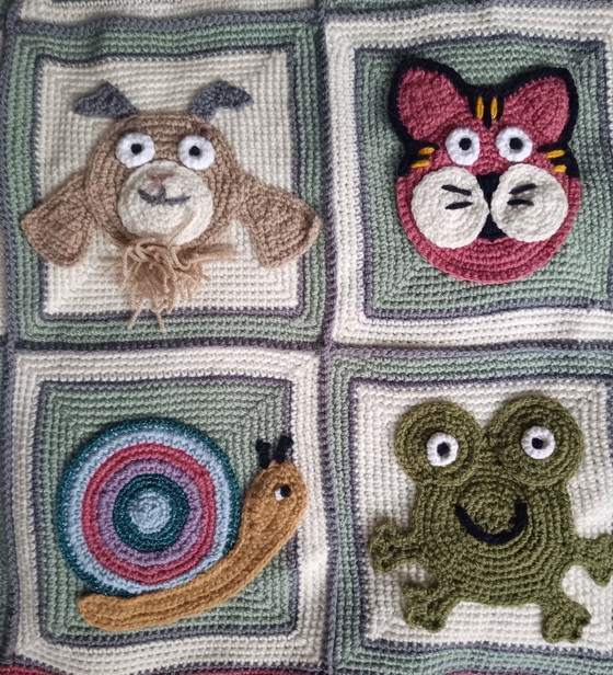 Image 1 of Handgemaakte Gehaakte Dieren Deken 16 vierkantjes