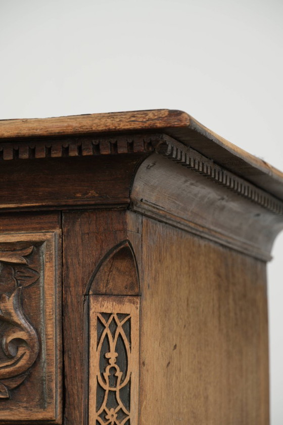 Hermosa cómoda inglesa de roble ricamente tallada del siglo XVIII con detalles únicos y una hermosa pátina (photo 13 of 15)