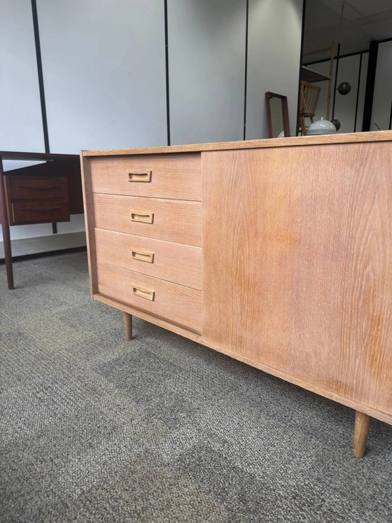 Buffet danois en chêne clair avec porte coulissante et quatre tiroirs. – Armoires de rangement, Vintage (photo 5 of 11)