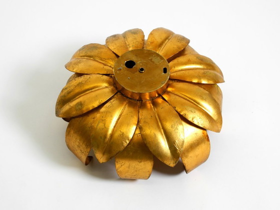 Image 1 of Magnifique applique murale ou plafonnier floral plaqué or des années 1970, orné de grandes feuilles et de style Régence.