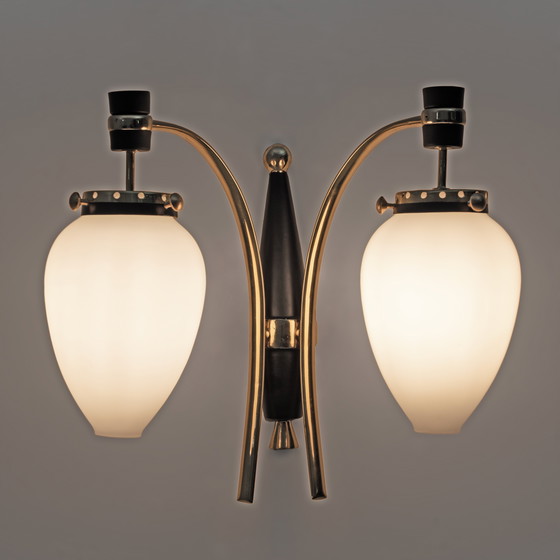 Image 1 of Stilnovo, coppia di scensori in ottone e vetro opalino della modernità italiana del Medioevo, anni '50