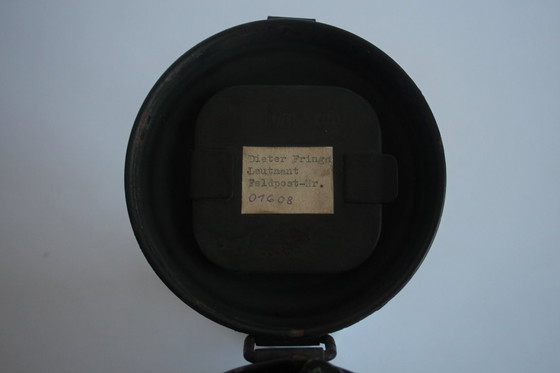 Image 1 of Origineel gasmasker uit de Tweede Wereldoorlog met naamplaatje en soldatenrang, circa 1940