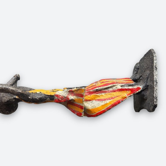 Image 1 of West-Afrikaanse figuratieve sculptuur in metaal – handbeschilderde dragerfiguur – vintage