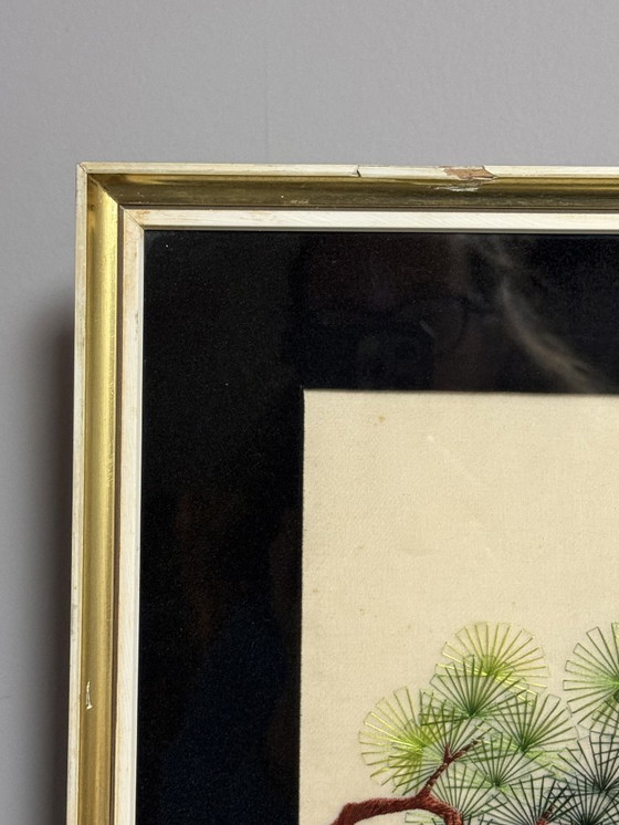 Image 1 of Pannello ricamato giapponese con gru, fiori di ciliegio e sole nascente, XX secolo.