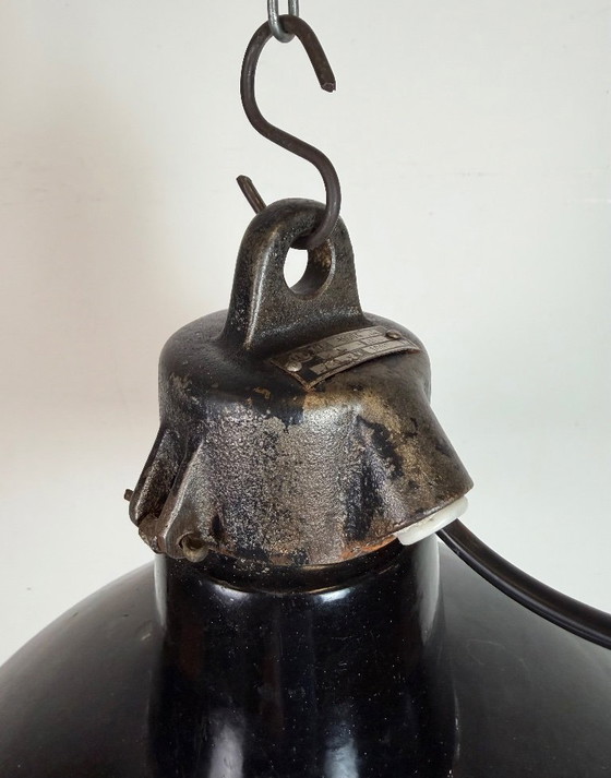 Image 1 of Industriële zwarte geëmailleerde fabriekslamp met gietijzeren bovenkant, jaren 50