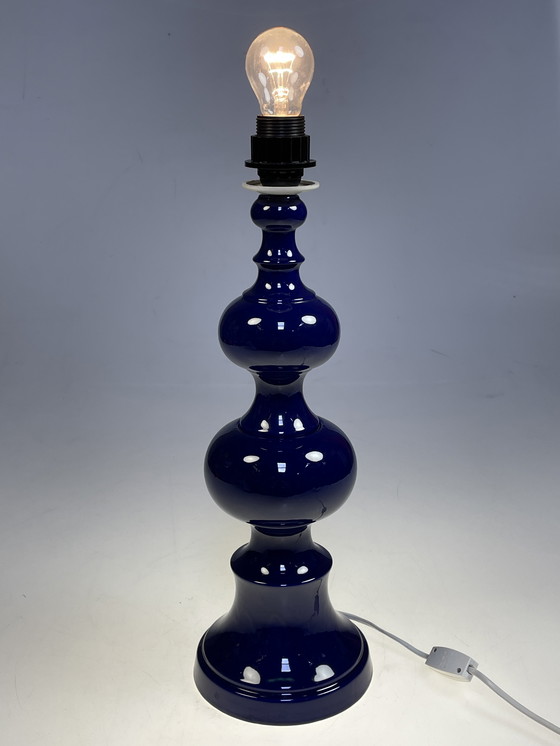 Image 1 of Lampe de table, base en faïence bleue, abat-jour fleuri. Allemagne 1980's