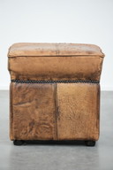 Pouf/ottoman vintage robusto e quadrato in pelle di pecora.