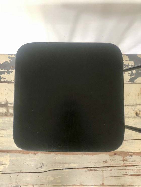 Image 1 of 2 sgabelli vintage in metallo nero con seduta in similpelle