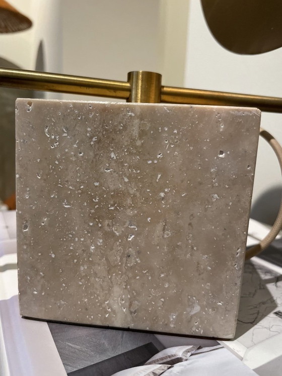 WORKSTEAD HELIOS Lampada da tavolo in travertino e ottone, Lampade da tavolo, Beige, Modern (foto 2 di 5)