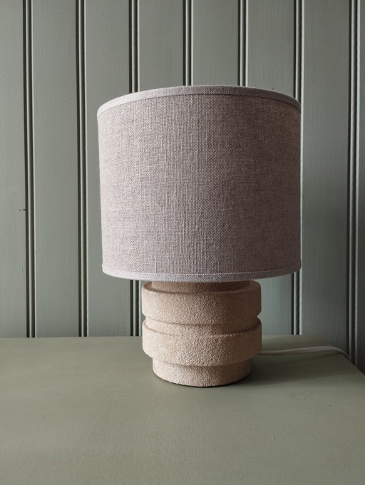 Klein nachtlampje uit de jaren 70 met voet van aardewerk en cilindervormige lampenkap van jute.