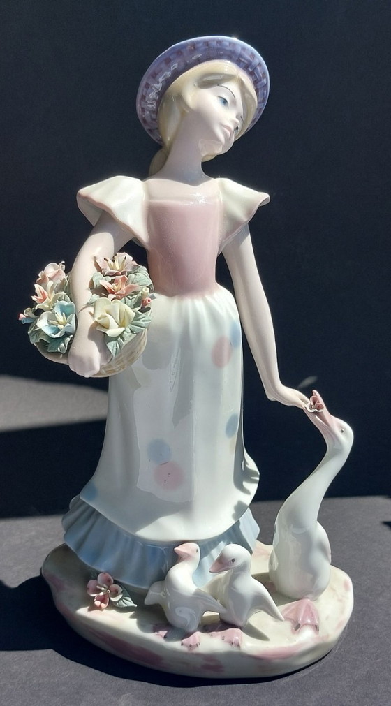 Image 1 of Figurine en porcelaine fine, Mediflor, Valence.