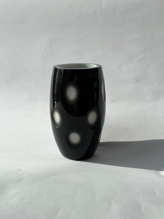 Image 1 of Scandinavisch design - Zwarte glazen vaas met geslepen stippenmotief