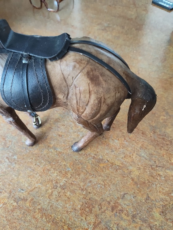 Cavallo in pelle con sella, alto 35cm. – Oggetti decorativi, Metallo (photo 5 of 8)