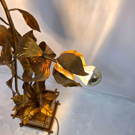 Image 1 of Lámpara floral de Hans Kögl con cuatro flores. Totalmente dorada y hecha a mano.