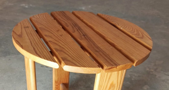 Vintage bijzettafel van grenenhout met latten – Wood (photo 10 of 11)