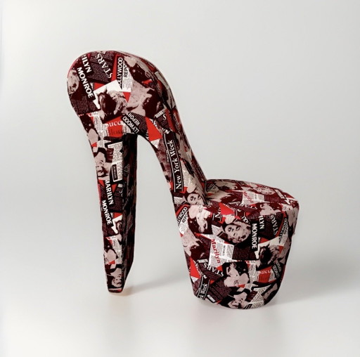 Objeto de arte pop extravagante: sillón de tacón alto en diseño editorial
