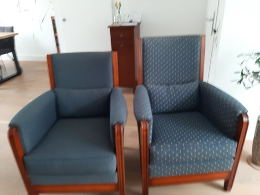1 Men's armchair and 1 Women's armchair